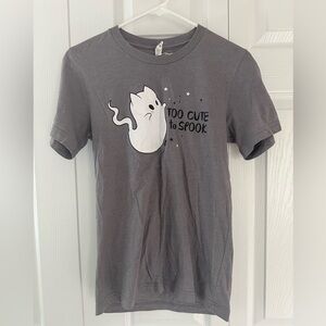 Women’s/unisex grey “too cute to spook” cat Halloween T-shirt sz small